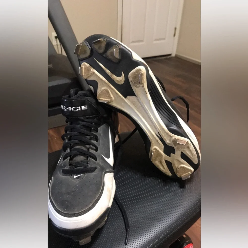 Nike Metal Baseball Cleats - Picture 1 of 3